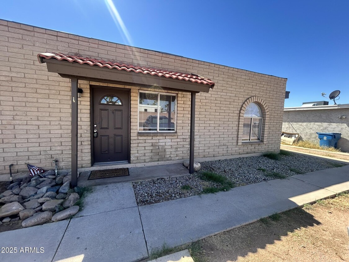 Primary Photo - 461 W 16th Ave