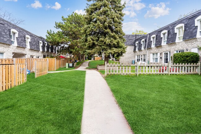 Photo du bâtiment - Bloor Dixie Townhomes