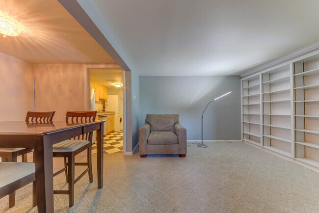 Building Photo - Lovely English Basement in the Ideal Locat...