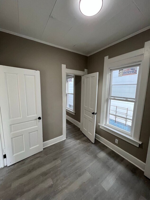 Building Photo - 3 Bedroom Single Family