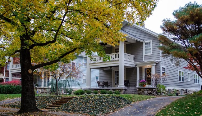 Private drive to covered parking in rear - 3641 Campbell St