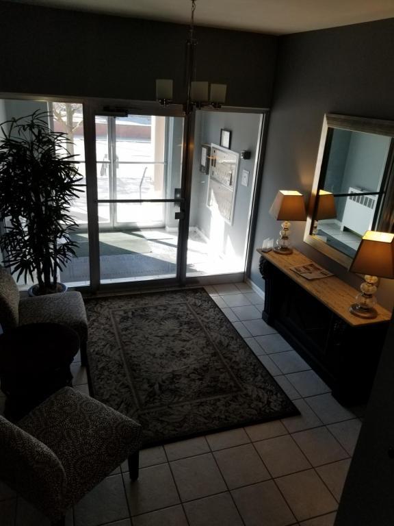 Foto del edificio - 17103 Van Aken Blvd