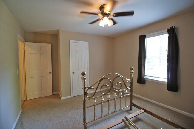 Foto del edificio - Fabulous 4 bedroom 2.5 bath Forest Acres home