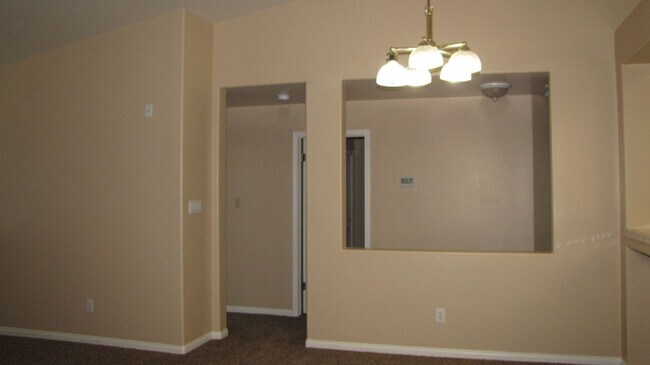 Building Photo - Silver Creek Home!