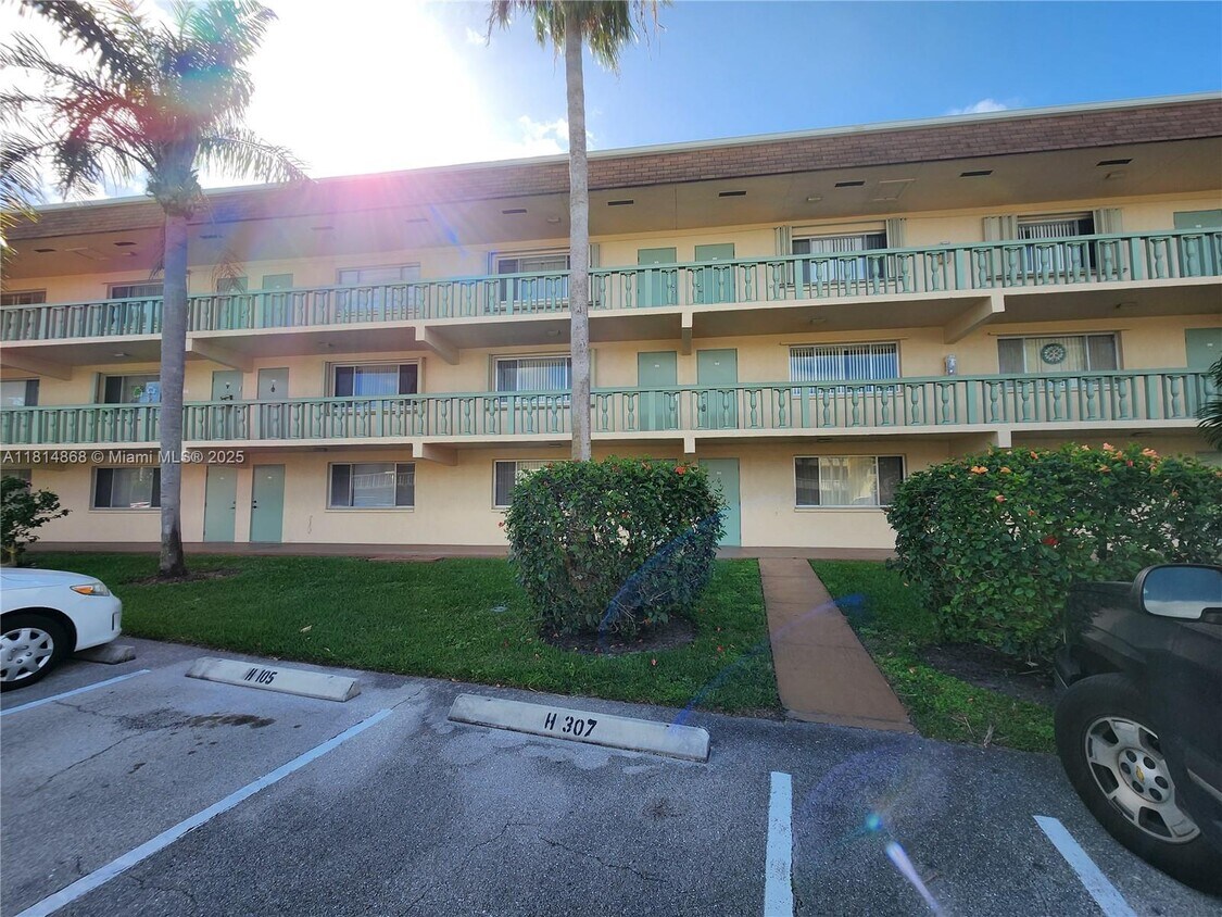 Foto principal - 700 Village Green Ct
