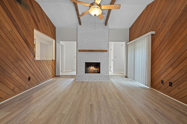 Foto del edificio - Charming 4-Bedroom Home with Pool on Large Lot in Longwood!