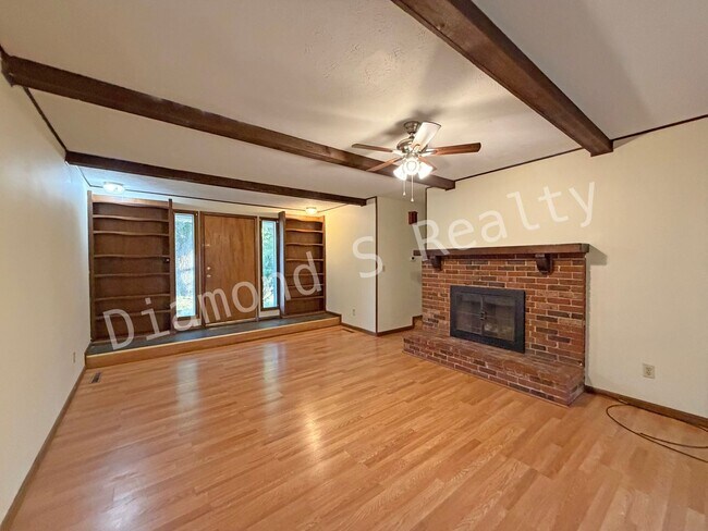 Building Photo - Charming 3 bedroom Home near Hwy 65 and Ch...