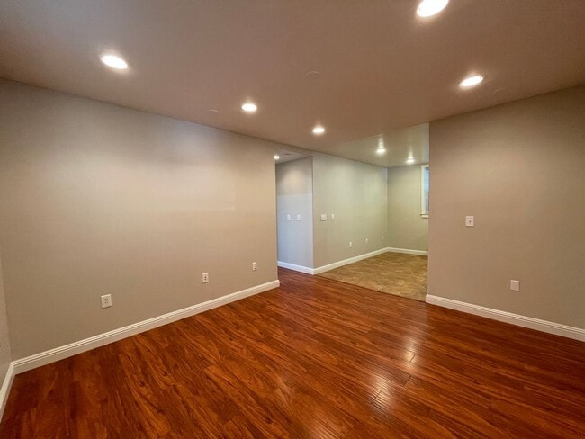 Foto del edificio - 2 Car Garage Included! Downstairs 2 Bed 2 Full Bath AND Washer and Dryer!