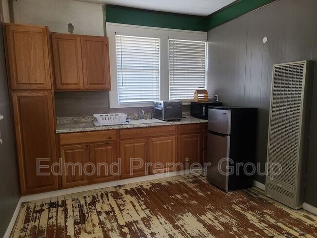 Foto del edificio - 329 E 5th St