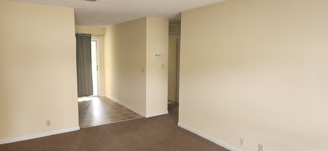 Building Photo - 303 Oleander Dr