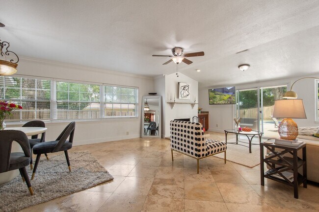 Building Photo - 3 bedroom 2.5 bath pool home in Winter Par...