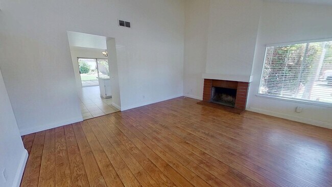 Building Photo - 100 N Avenida Palmera
