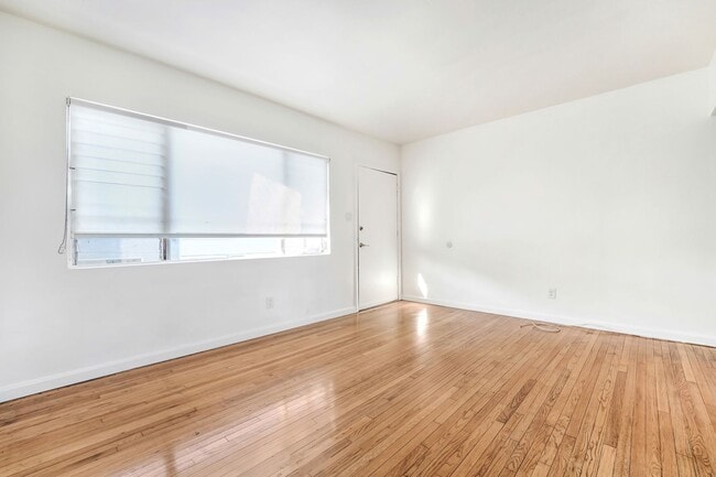 Building Photo - 2 bed / 1 bath Apartment in Echo Park is now available - Parking and in-unit laundry!