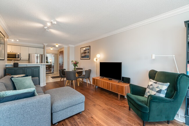 Building Photo - 10 Yonge St