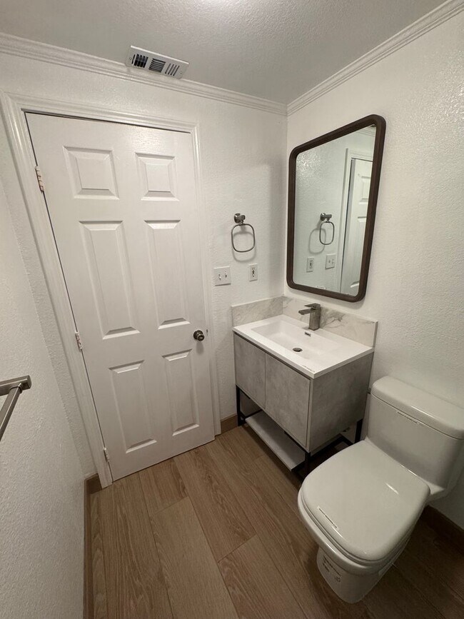 Building Photo - Newly Renovated 3 Bed, 3 Bath Ground Floor...
