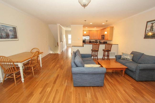 Building Photo - 265 Etiwan Pointe Dr