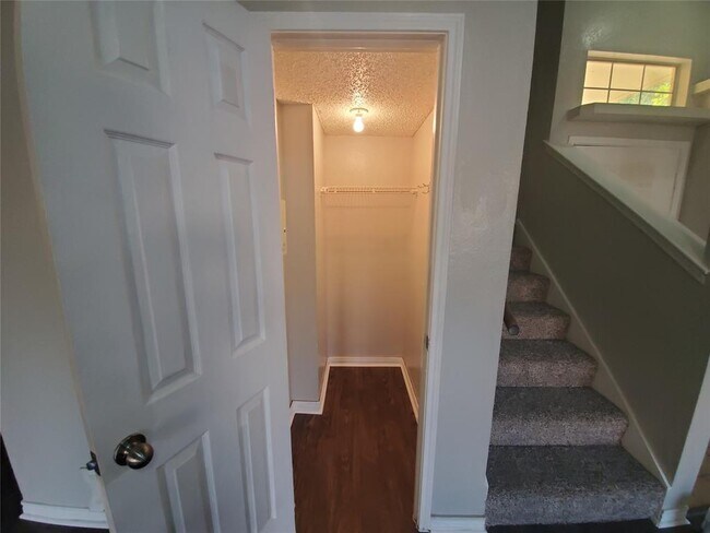 Building Photo - 8405 Auburn Dr
