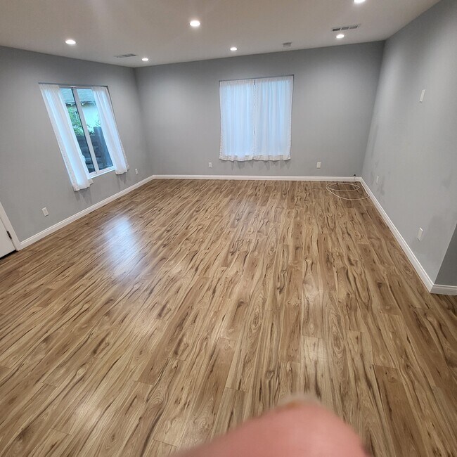 Viviendo - 10829 Woodbine St