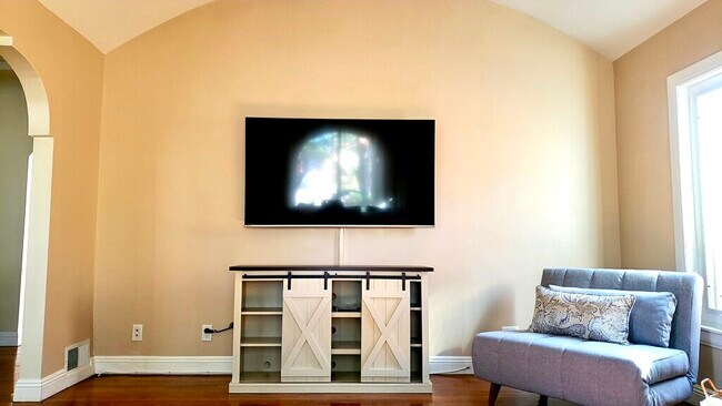 Televisor de 65” en la sala de estar - 1350 Curson S Ave