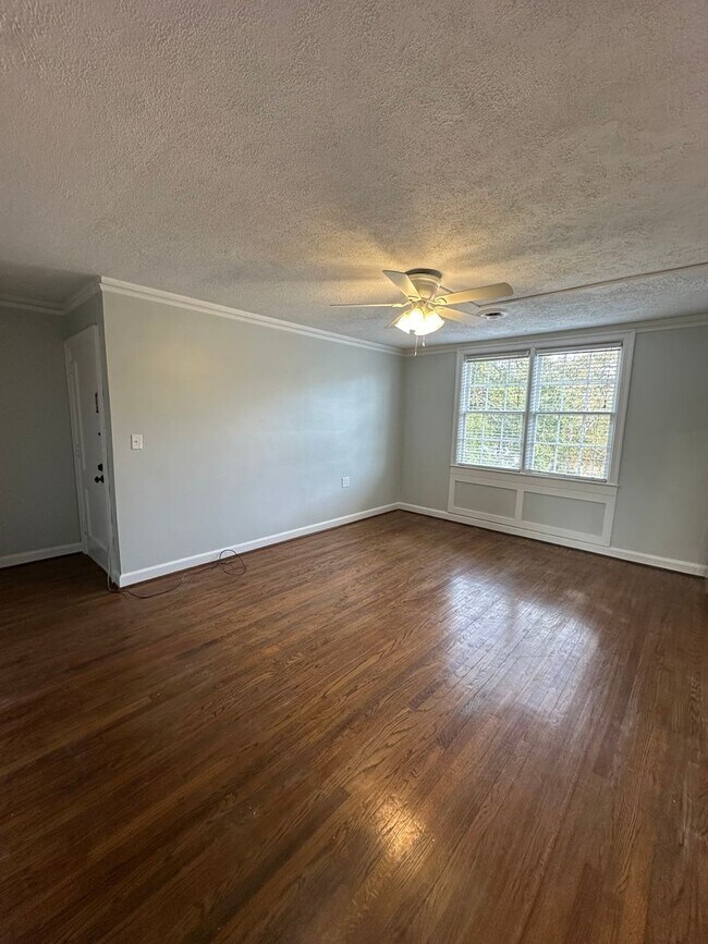 Building Photo - 2940 Oleander Dr