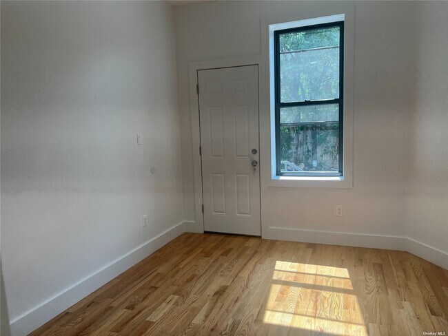 Building Photo - 172 Herzl St