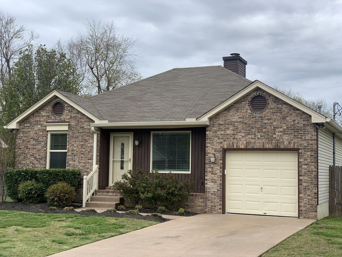 Foto principal - 3 Bed, 2 Bath Home w/ 1 Car Garage and Fen...