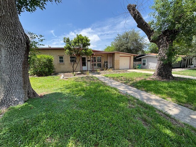Foto del edificio - 318 Sprucewood Ln
