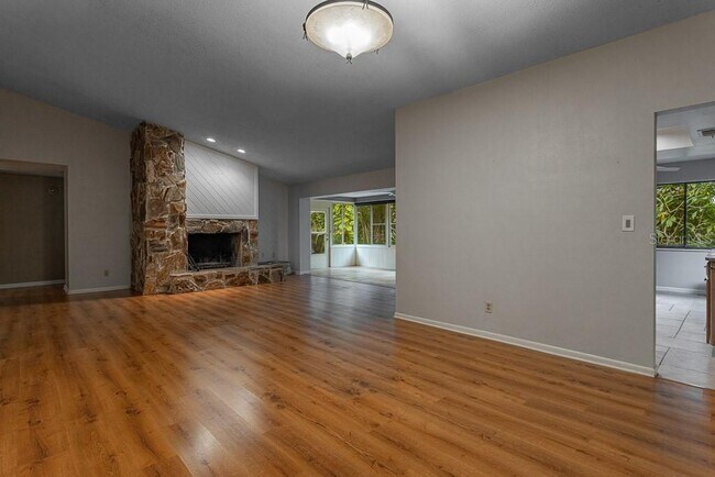 Building Photo - 980 Rolling Hills Dr
