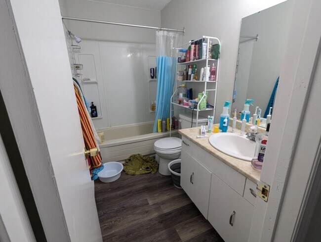 Photo du bâtiment - Specious Upper Level Unit