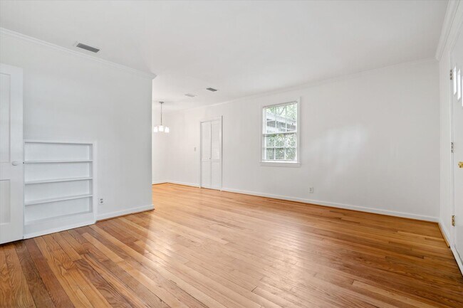 Building Photo - Remodeled Beauty in County Club Village