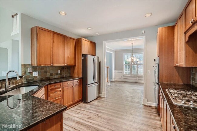 Building Photo - 5 br, 3.5 bath House - 7135 Weybridge Dr UNIT