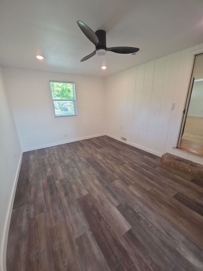 Building Photo - Single-Level 3 Bedroom Home with Hardwood Floors, Stainless Appliances, and Backyard in Crossville