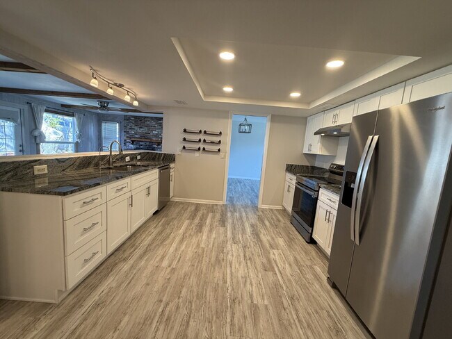 Building Photo - Beautiful 4 bedroom, 2 bathroom in Satellite Beach! NO HOA!!