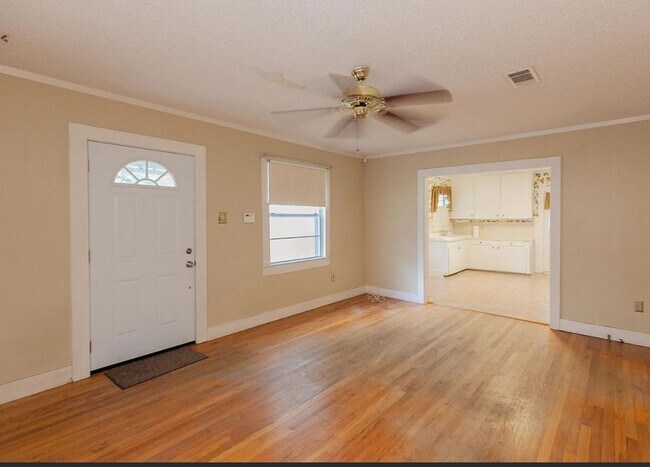 Foto del edificio - Mid City Beauty for Lease