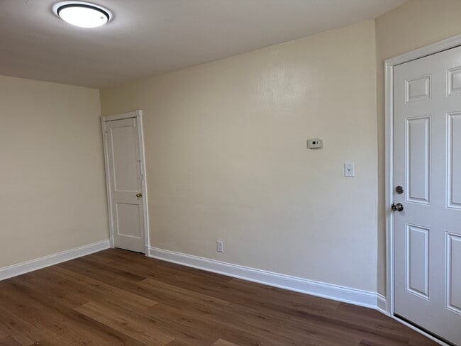 Living Room - 913 Saint Dunstans Rd