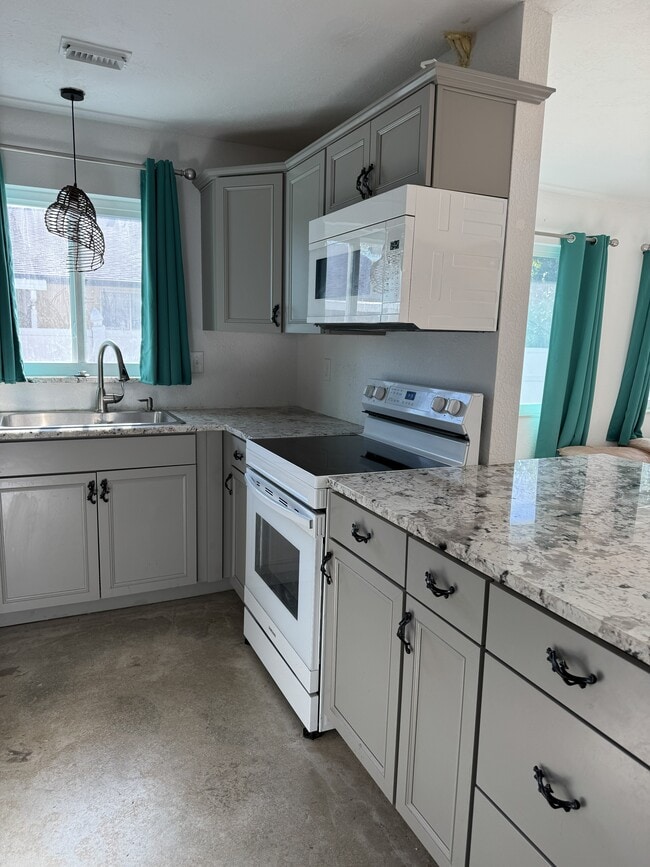 Estufa y microondas - 11297 Summerwinds Ct