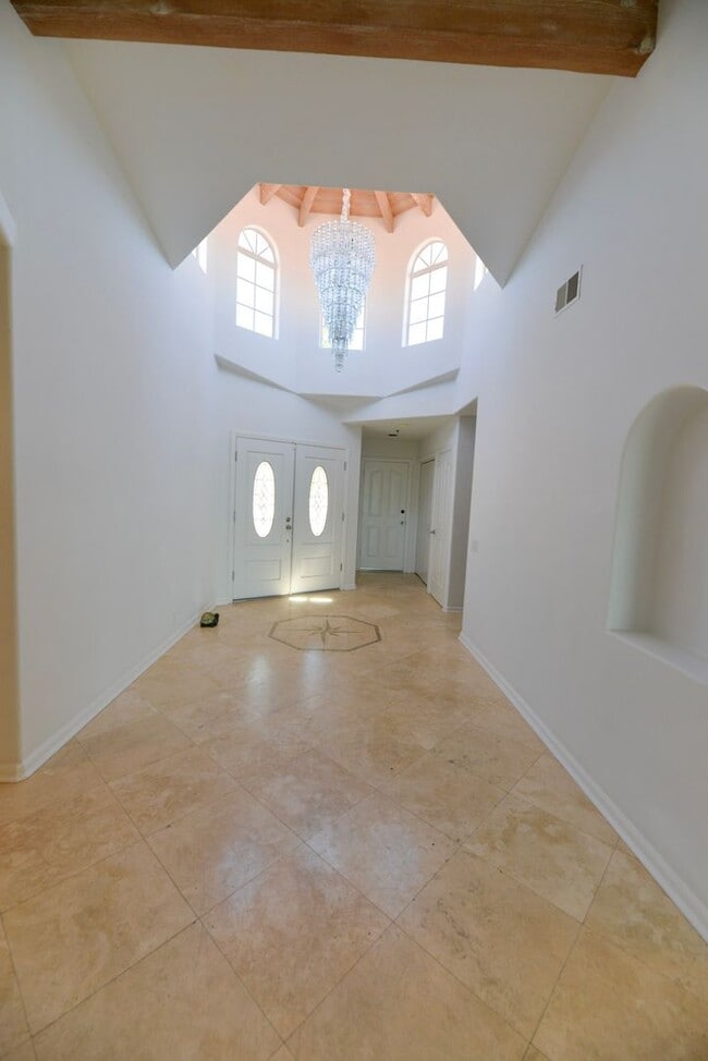 Building Photo - Huge 4-bedroom house with three Panoramic ...