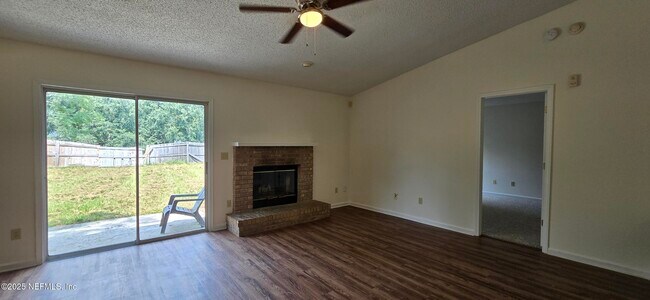 Foto del edificio - 7879 Georgia Jack Dr N