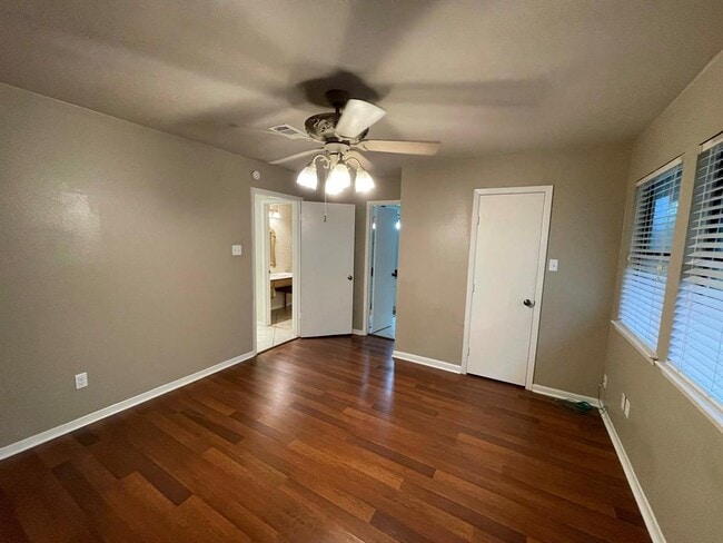 Building Photo - 5 Sawmill Grove Ln