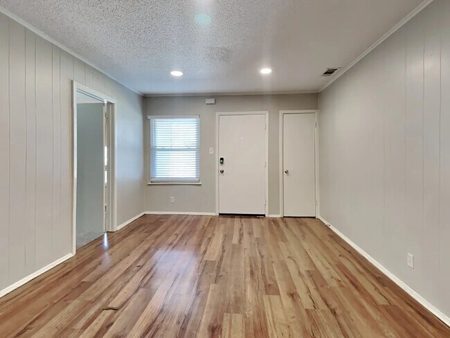 Foto del edificio - 805 Woodleigh Dr