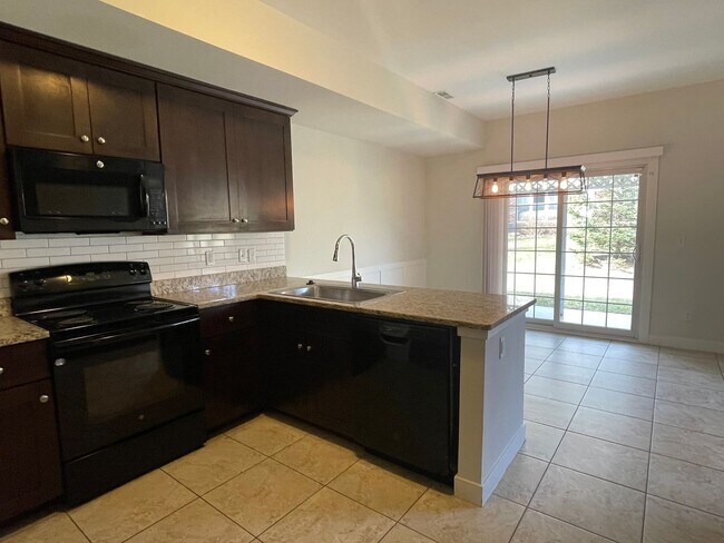 Foto del edificio - Shelby Township Townhouse -3 Bedrooms, 2.5 Baths, 2-Car attached garage, 1885 SF