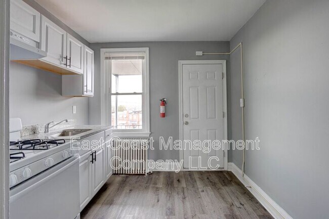 Photo - 1314 N Kenwood Ave Apartment