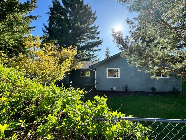 Building Photo - HUGE FENCED YARD!! Updated 3 Bed, 1 Bath H...