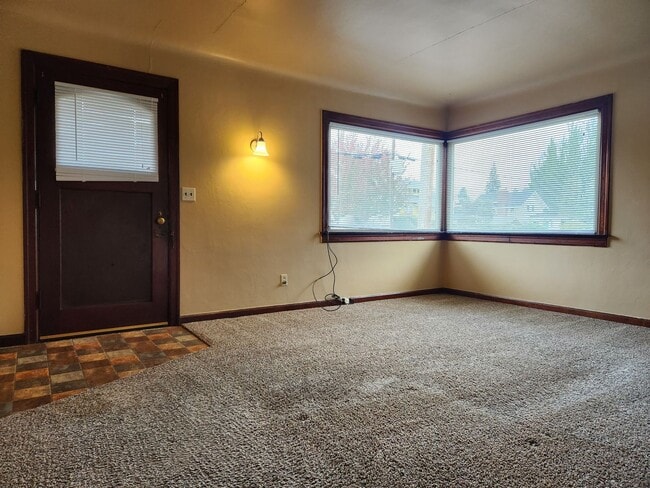 Photo - Cozy 2 Bedroom Duplex With Detached Garage House