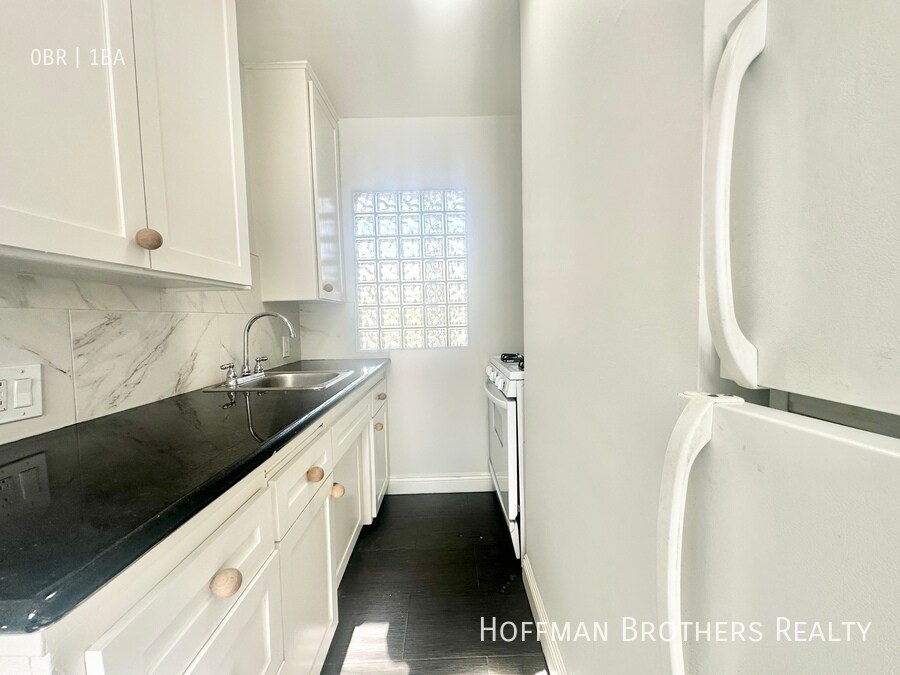 Primary Photo - 425 N Oakhurst Dr Beverly Hills, CA 90210