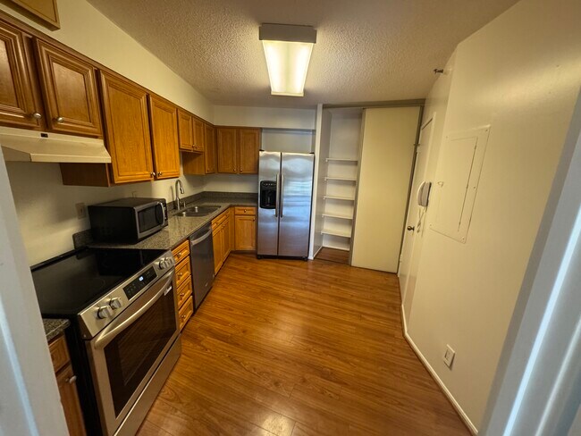 Foto del edificio - 1600 N Oak St