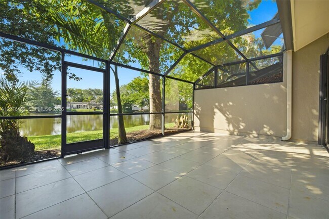 Foto del edificio - 10941 N Lakeview Dr
