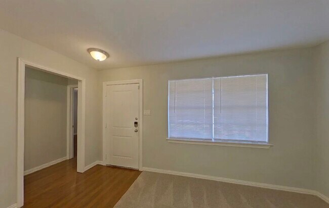 Foto del edificio - AVAILABLE NOW