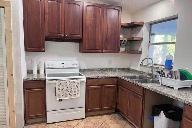 Cocina compartida totalmente equipada: 2 neveras llenas. - 264 Ambler St