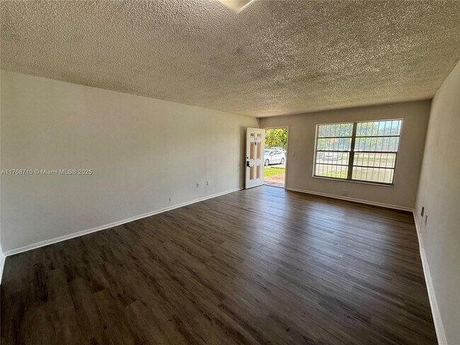Foto del edificio - 271 NW 177th St